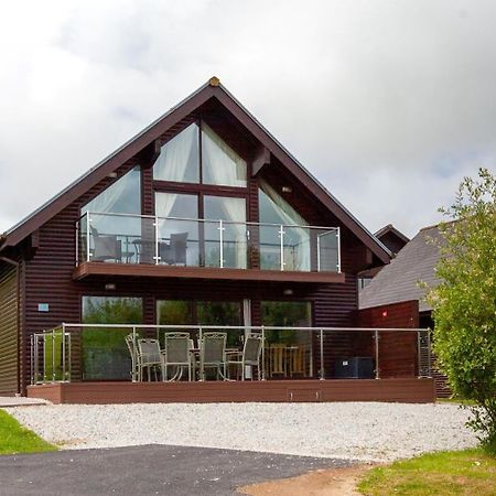 Kingfisher Hot Tub & Log Burner House On Premium Lakeside With Resort Facilities St Columb Major Exterior photo