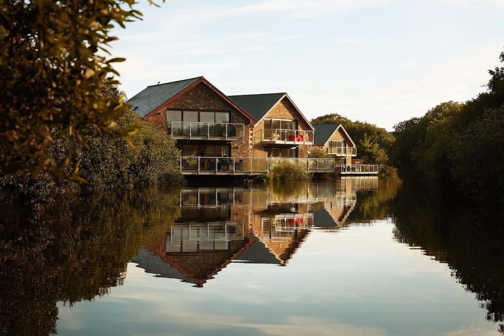 Kingfisher Hot Tub & Log Burner House On Premium Lakeside With Resort Facilities St Columb Major Exterior photo