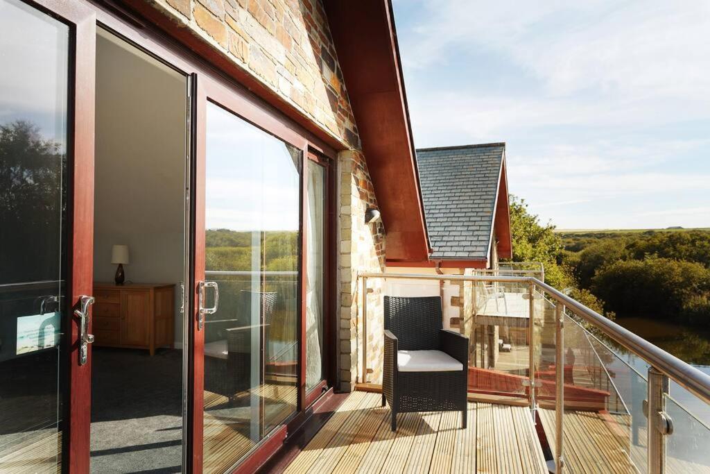 Kingfisher Hot Tub & Log Burner House On Premium Lakeside With Resort Facilities St Columb Major Exterior photo