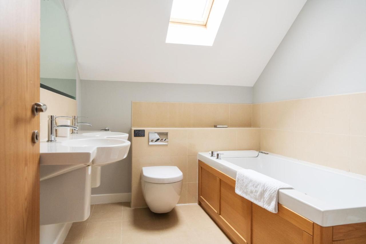 Kingfisher Hot Tub & Log Burner House On Premium Lakeside With Resort Facilities St Columb Major Exterior photo