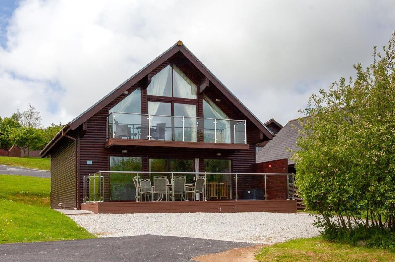 Kingfisher Hot Tub & Log Burner House On Premium Lakeside With Resort Facilities St Columb Major Exterior photo